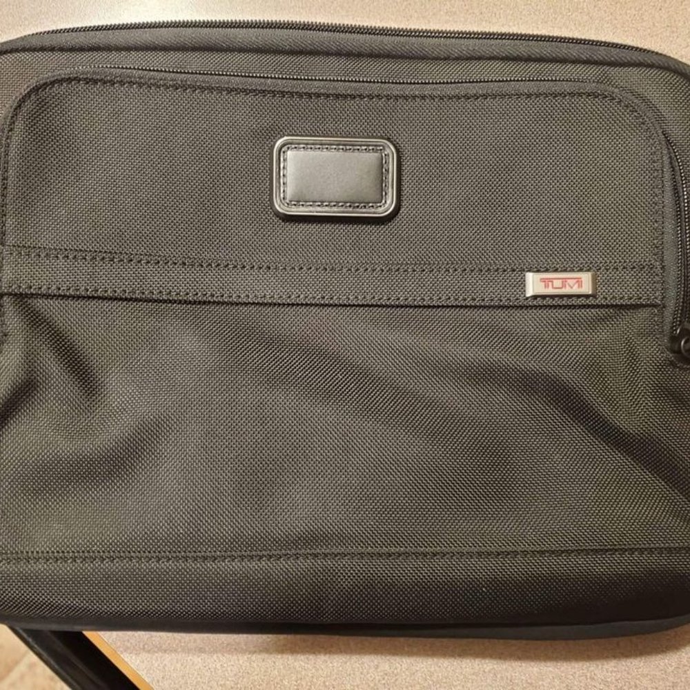 LIKE NEW TUMI ALPHA 3 12-13" LAPTOP SLEEVE (BLACK)